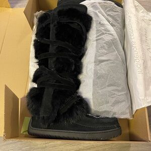 Black Winter Boots with Fur Trim and Rubber Sole